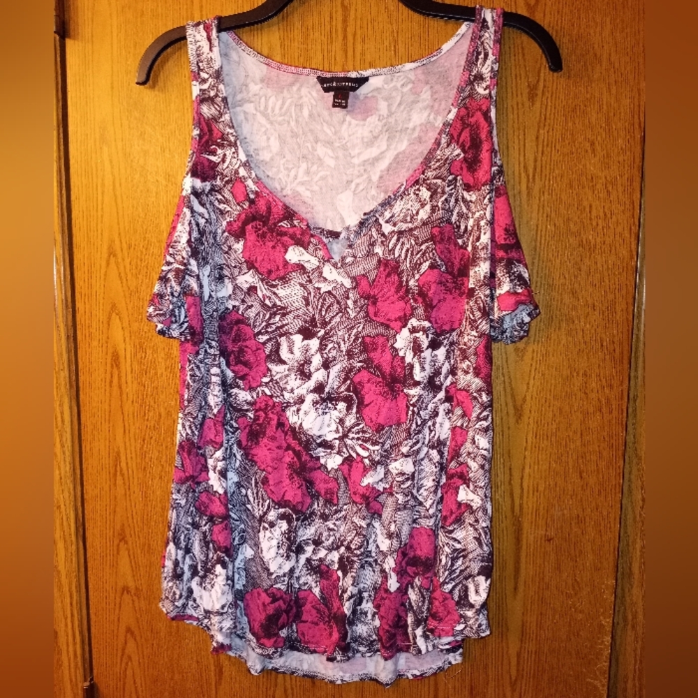 EUC Rock & Republic Lage top peep hole sleeves